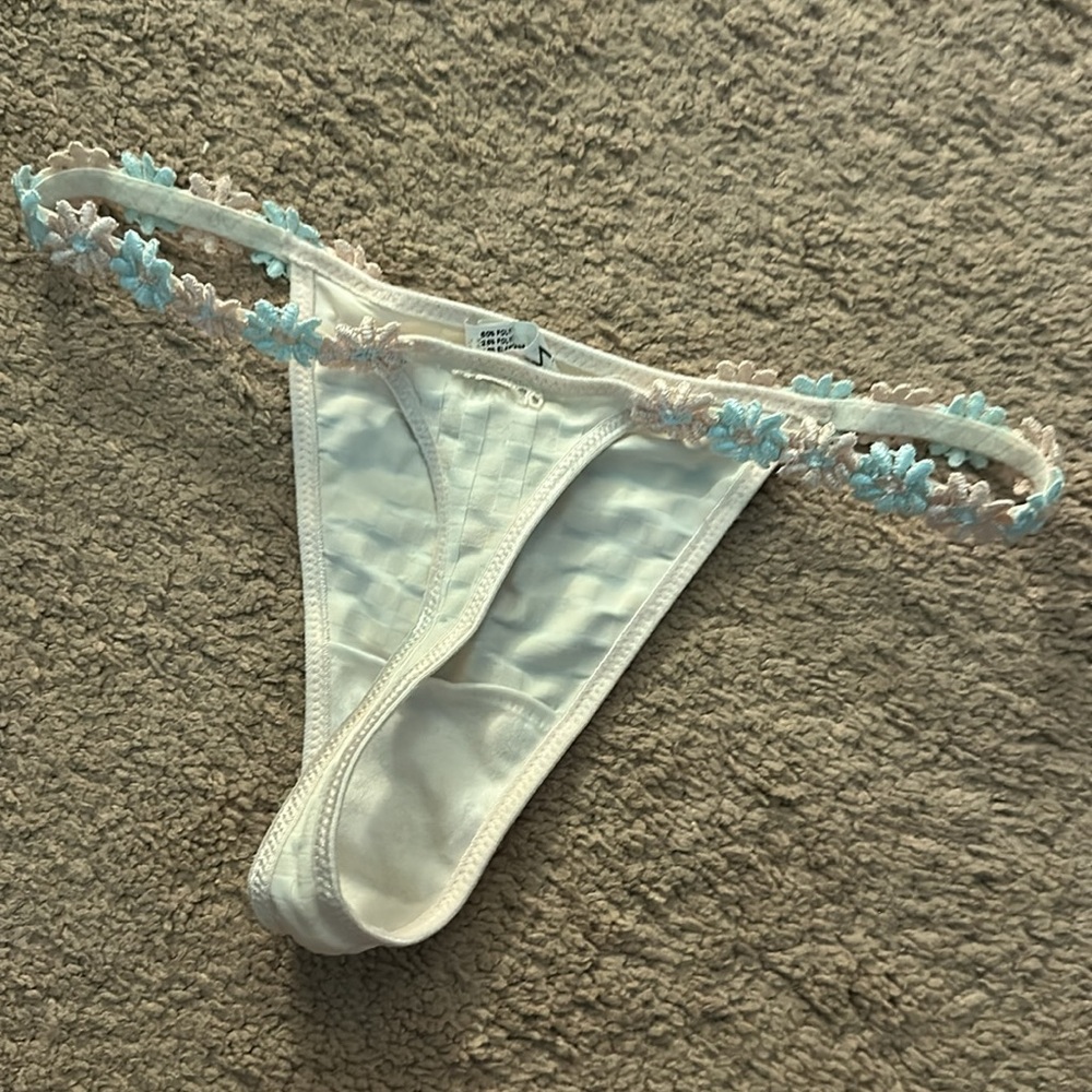 Avero Rio String Bikini - Picture 4 of 7